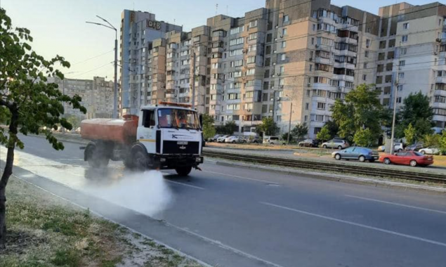 У Києві через спеку почали поливати вулиці водою