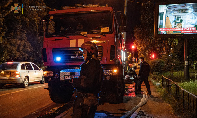 Під час ліквідації пожежі в Солом’янському районі Києва з гуртожитку евакуювали близько 40 осіб (фото)
