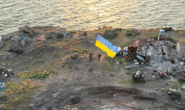 Над островом Зміїний знову замайорів український прапор (фото,відео)