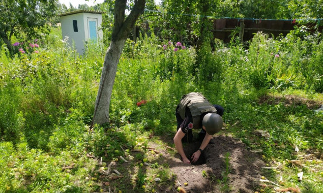 Вибухотехніки продовжують виявляти та знешкоджувати на Київщині вибухові пристрої (фото)