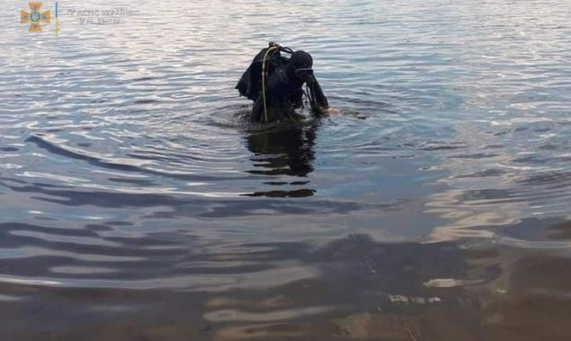 Столичні рятувальники дістали потопельника з озера Тельбін