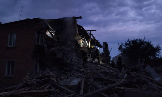 Ракетний удар по Чугуєву: зруйновано житловий багатоквартирний будинок, 3 особи загинуло, йде розбір завалів