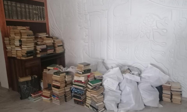 1000 книг за 2 дні: в Ірпені продовжився збір радянської макулатури, місцеві масово позбавляються ворожих книг