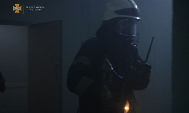 Під час ліквідації пожежі в Києві вогнеборці врятували трьох людей