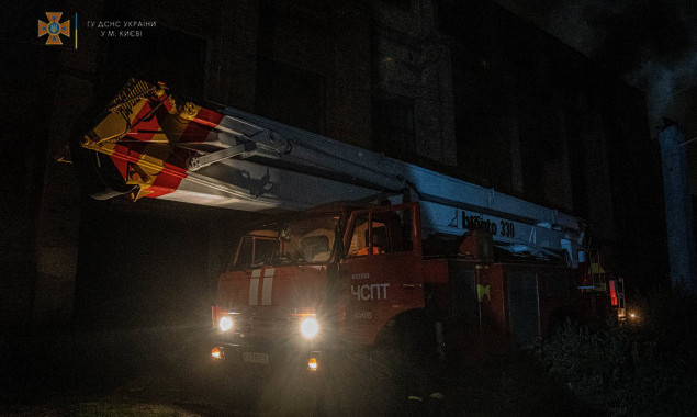 На ліквідації пожежі у Голосіївському районі Києва задіяли майже півсотні рятувальників (фото)