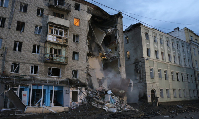 Регіони: росіяни вночі тричі стріляли по житловій забудові Харкова, у області через обстріли - 11 пожеж