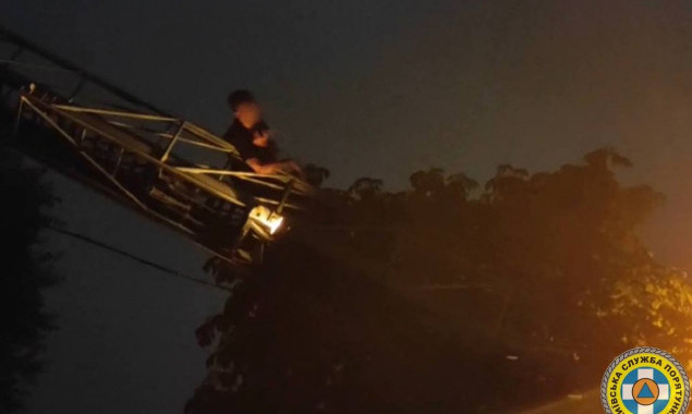 Працівники “Київської служби порятунку" зняли з дерева на Оболоні наркомана (фото)