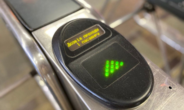 У київському метро відновили оплату за проїзд банківською карткою