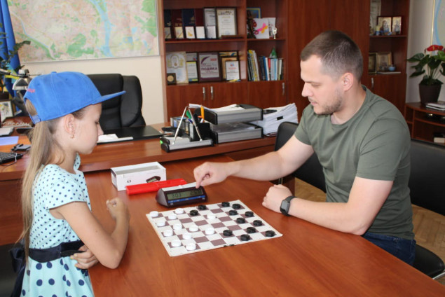 Очільник Дарницької РДА зіграв символічну партію у шашки з десятирічною чемпіонкою світу Валерією Єжовою