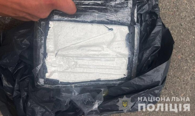 У Києві поліція затримала наркоділка з кілограмом кокаїну в сумці (фото)