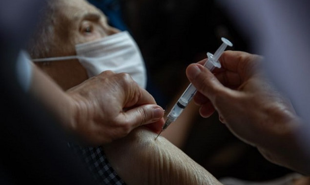 В Україні дозволили введення другої бустерної дози вакцини проти COVID-19 людям віком від 60 років та людям із хронічними хворобами