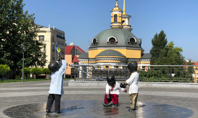 У Києві на честь Дня Незалежності скульптури малюків-засновників перевдягли у вишиванки (фото)