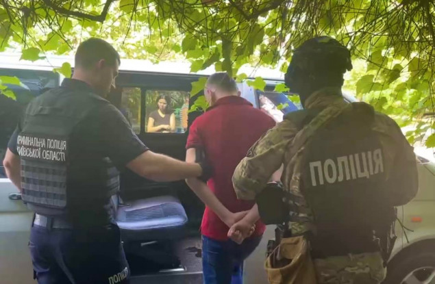 Поліцейські Київщини викрили шахраїв, які під виглядом посадовців “збирали” гроші для потреб ЗСУ
