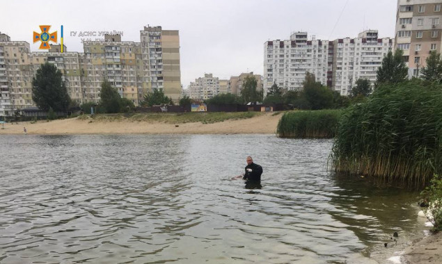 В Дарницькому районі Києва з озера дістали тіло чоловіка