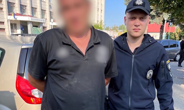 Поліцейські Білоцерківщини затримали чоловіка напідпитку, який влаштував стрілянину на вулиці (відео)