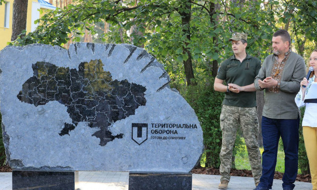 Перший в Україні пам’ятний знак силам Територіальної оборони відкрила в Ірпені на Київщині (фото)