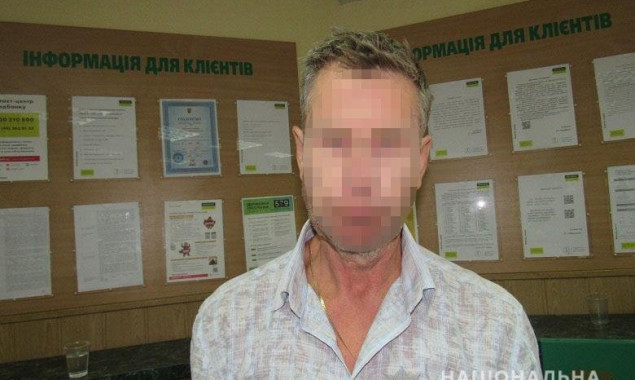 Підробив паспорт та загримувався: у Києві шахрай намагався зняти з чужого рахунку 23 млн гривень