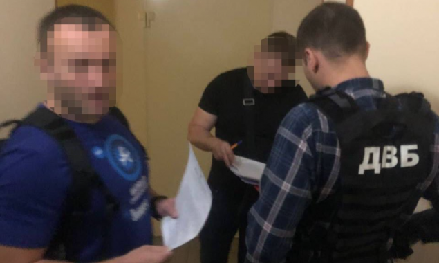 У Києві поліцейського підозрюють у здирництві та продажі інформації з державних баз даних