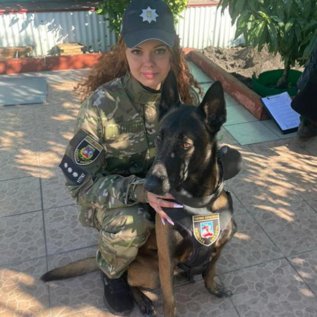 На Київщині поліцейський пес “винюхав” у схованку кілограм наркотиків