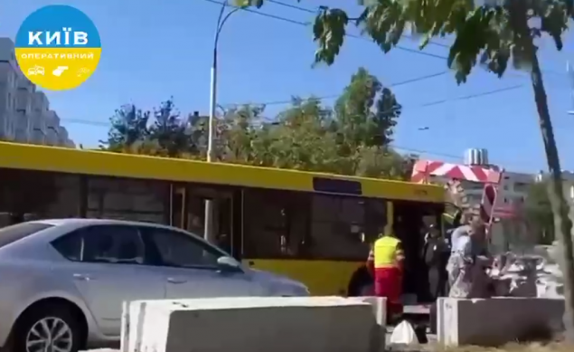 На столичній Оболоні автобус не розминувся з огорожею “Київавтодору”
