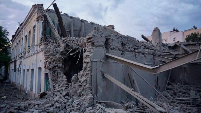 Рашисти вдарили ракетою по житловому кварталу в центрі Дніпра: зруйновані адмінбудівелі, магазини, ринок, склади, житлові будинки (фото)