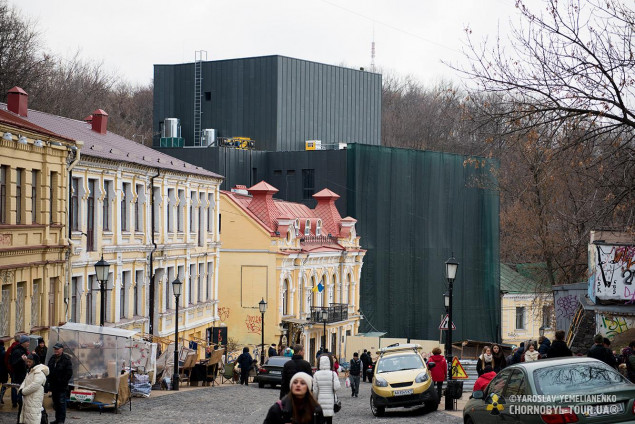 Влада Києва вимагає зупинити неузгоджені будівельні роботи в будівлі на Подолі