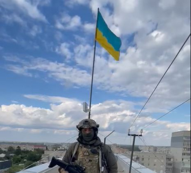 Українські бійці  підняли прапор у звільненій від рашистів Балаклії (відео)