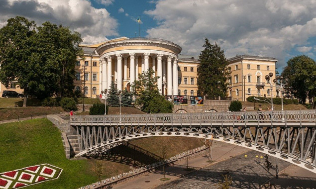 Суд зобов’язав Федерацію профспілок укласти охоронний договір на будівлю Жовтневого палацу в Києві