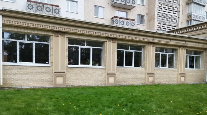 В Ірпінській дитячій бібліотеці замінили вікна, пошкоджені обстрілами