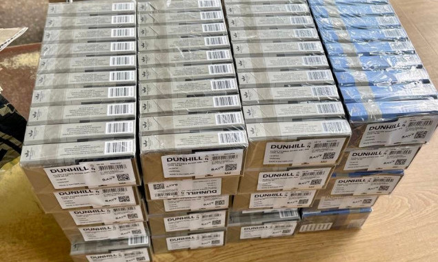 Київські митники виявили у посилці до США 800 пачок сигарет (фото)