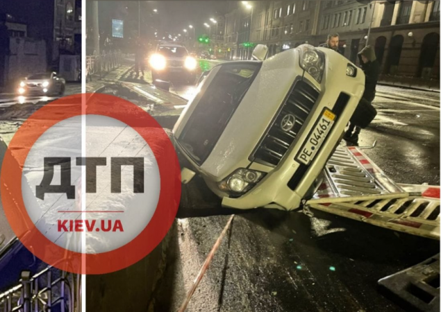 На вулиці Набережно-Хрещатицькій у Києві автівка провалилась під асфальт