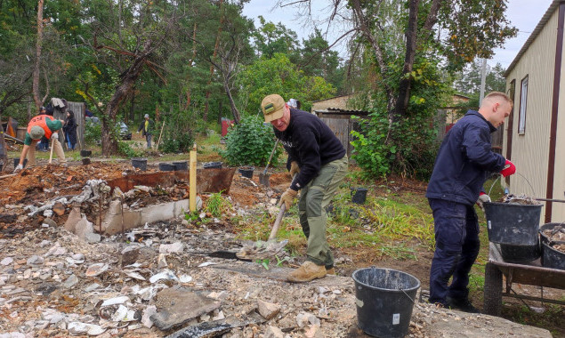 Естонські дипломати долучились до прибирання завалів у Мощуні (фото)