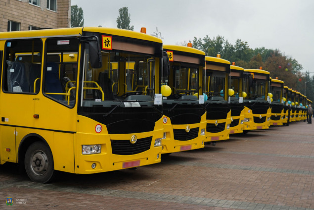 Олексій Кулеба: Для закладів освіти Київщини передали 40 шкільних автобусів