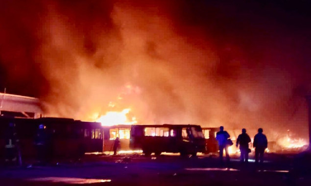 Рашисти обстріляли Дніпро з “Іскандерів”: одна людина загинула, п’ятеро поранені, згоріли біля 100 автобусів (фото)