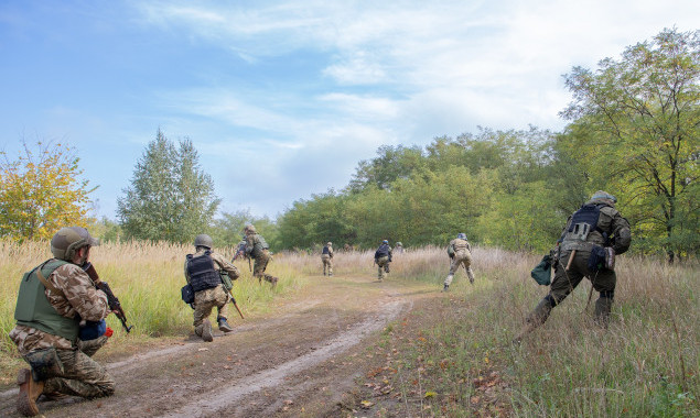 Напередодні Дня тероборони під Києвом шукали ДРГ та тренувалися у стрільбі (фото)