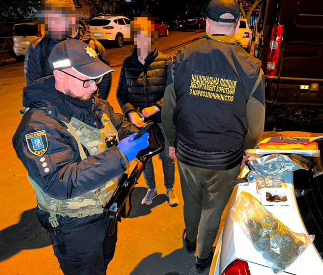 Столичні правоохоронці затримали жінку, яка займалась збутом наркотиків у Києві
