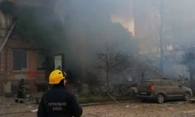 У Києві рятувальники намагаються дістати людей з під завалів житлового будинку, який був атакований дронами-камікадзе