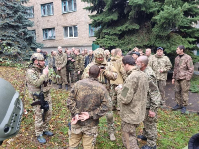 Україна провела черговий обмін полоненими: додому повернулися 32 захисника