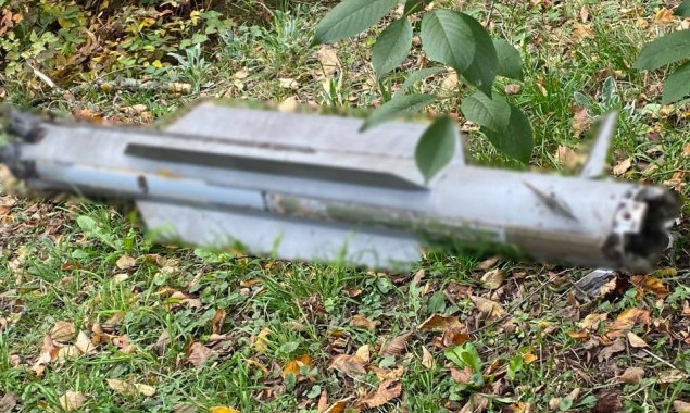 У двох районах Києва мешканці знайшли уламки збитих ворожих ракет та безпілотників