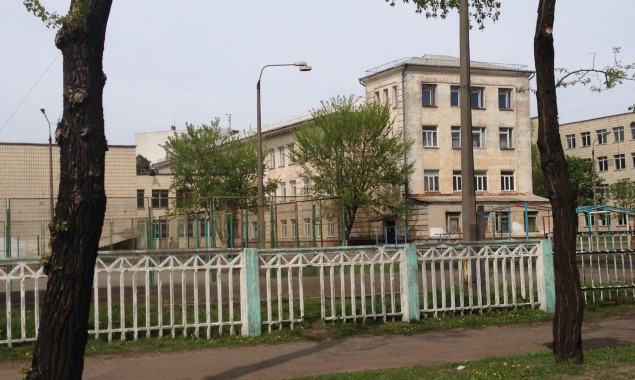 На ремонт фасаду однієї школи в Дарницькому районі передбачили майже 20 млн гривень