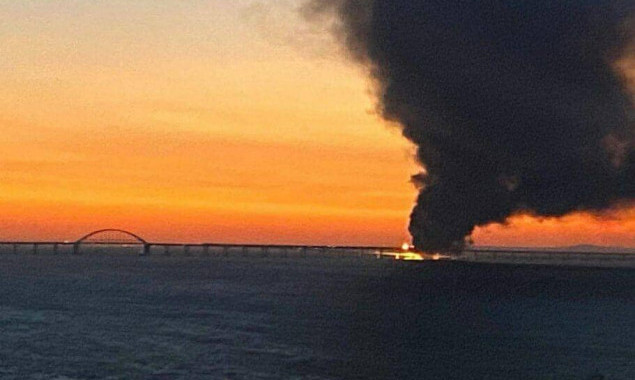 Пожежа на Кримському мосту: рух зупинено, окупанти готують поромну переправу