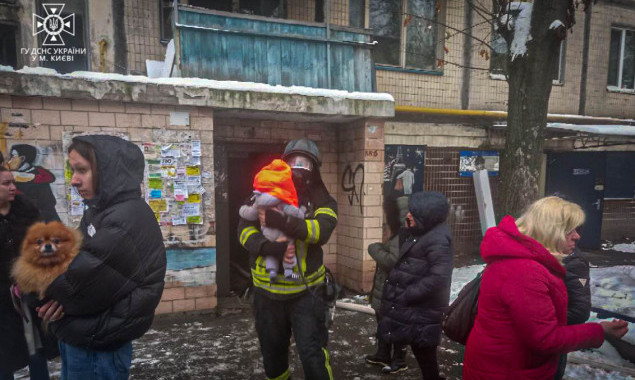 У Києві під час гасіння пожежі в багатоповерхівці врятували двох дітей