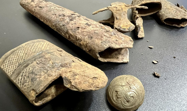 Київські митники виявили у посилці до США артефакти пізнього середньовіччя (фото)