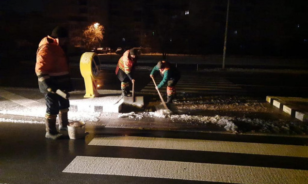 Цієї ночі на дорогах столиці наслідки снігопаду долали 143 одиниці спецтехніки
