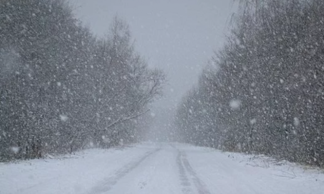 На Київщині дорожні служби продовжують долати наслідки снігопаду