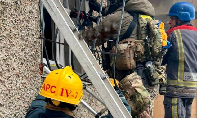 На столичних Позняках правоохоронці та рятувальники вгамували чоловіка, який підпалив власну квартиру (фото)