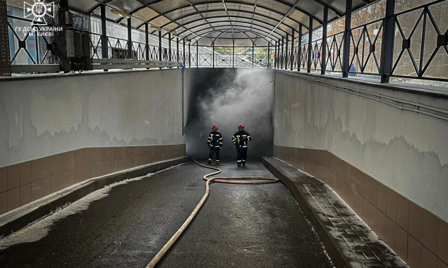 На столичних Новопечерських Липках рятувальники ліквідували пожежу в підземному паркінгу (фото)
