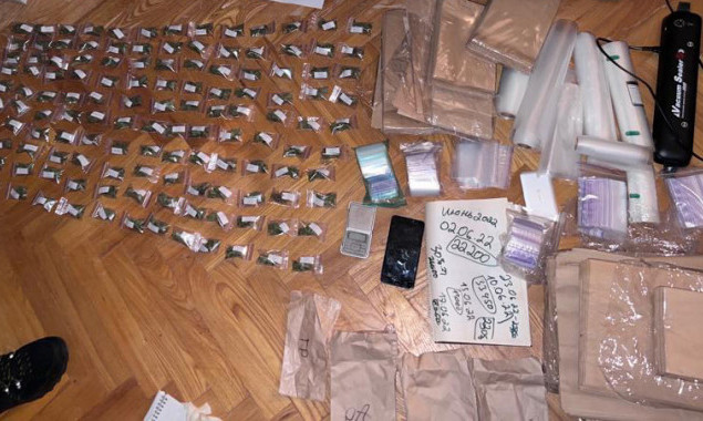 Столичні правоохоронці вилучили у наркозбувачів “товару” на понад пів мільйона гривень (фото)