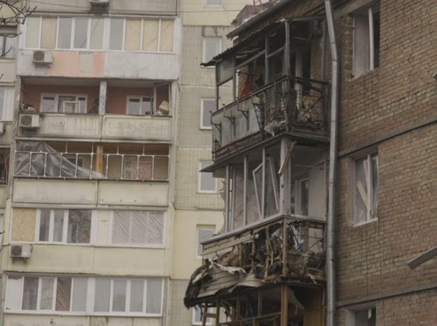 У Вишгороді замінять вікна у постраждалих внаслідок ракетного обстрілу двох житлових будинках та ліцеї