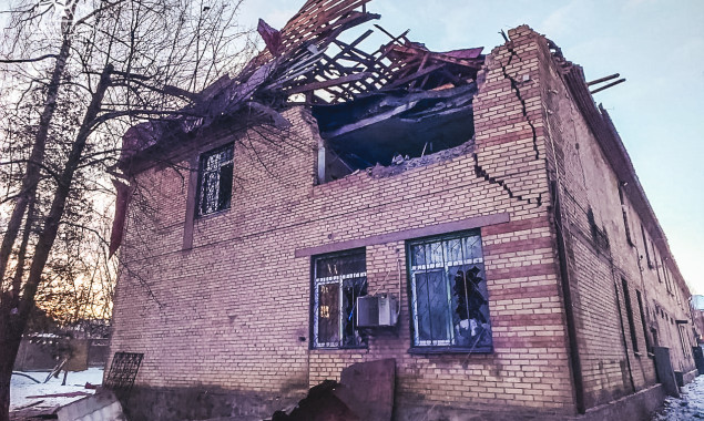 Внаслідок падіння уламків ворожих дронів пошкоджено адмінбудівлю у Києві і приватний будинок у Вишневому (фото)